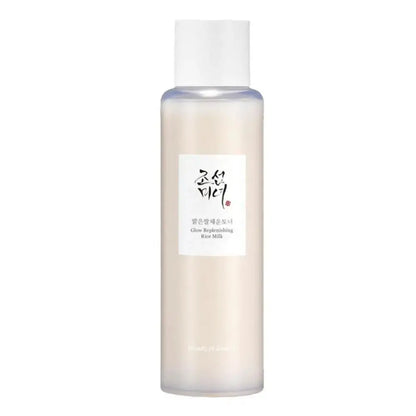 Flacon translucide du reconstituant Lait de riz Beauty of Joseon de Jay Cosmetic, avec texte coréen et anglais et bouchon blanc. Idéal pour les peaux sensibles, le liquide beige clair laiteux à lintérieur offre une hydratation intense.