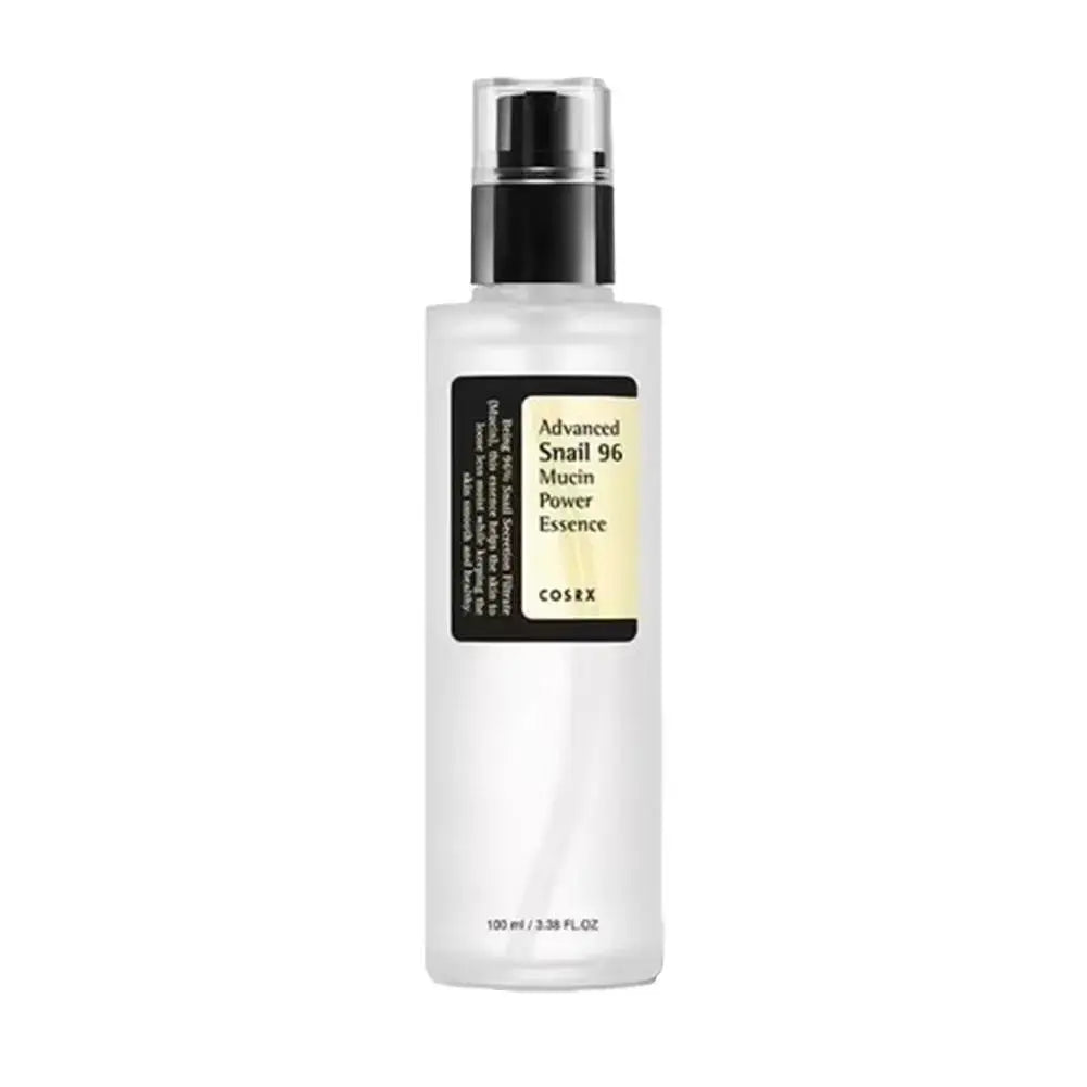 Le sérum anti-âge essence réparatrice COSRX de Jay Cosmetic offre une hydratation intense grâce à sa formule puissante à base de mucine descargot et à son flacon pompe. Létiquette noire avec texte blanc et jaune contraste élégamment avec le flacon translucide, révélant le liquide rajeunissant à lintérieur.