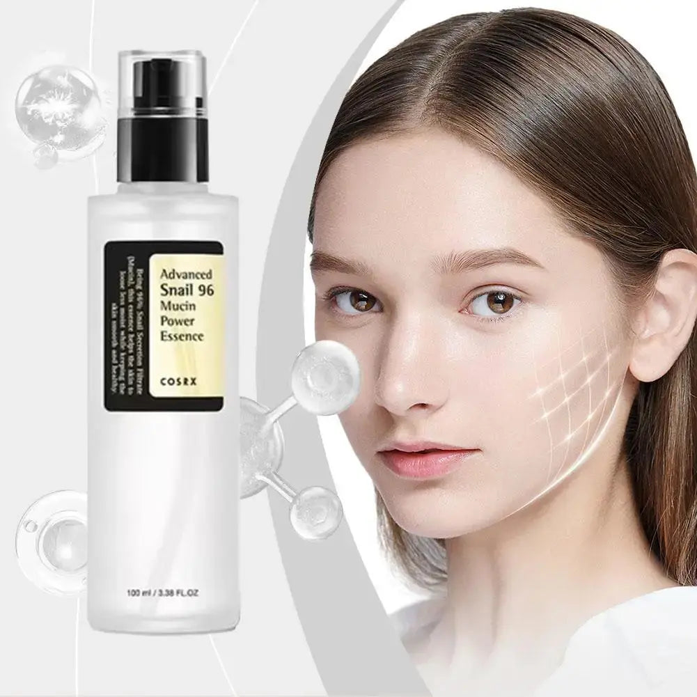 Le sérum anti-âge essence réparatrice COSRX de Jay Cosmetic offre une hydratation intense grâce à sa formule puissante à base de mucine descargot et à son flacon pompe. Létiquette noire avec texte blanc et jaune contraste élégamment avec le flacon translucide, révélant le liquide rajeunissant à lintérieur.