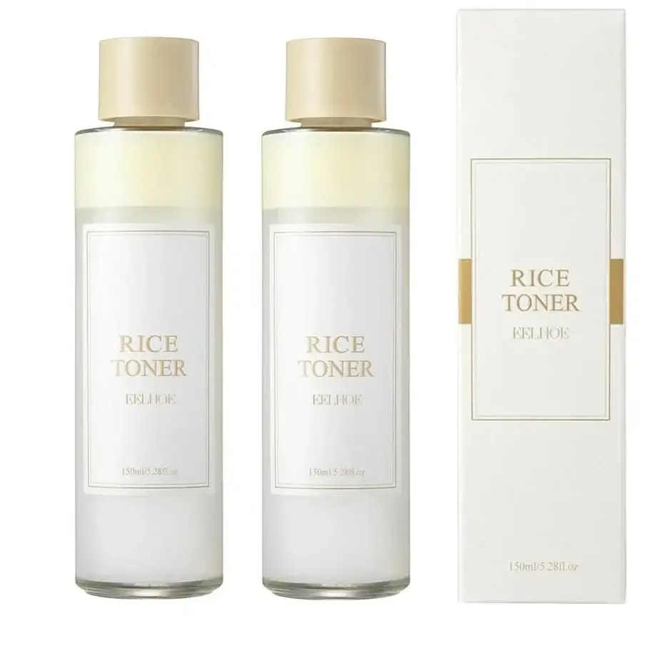 Deux bouteilles de Im From Rice Toner de Jay Cosmetic, avec des bouchons beiges et des étiquettes minimalistes, sont placées à côté dune boîte rectangulaire assortie. La boîte et les bouteilles affichent « Toner Facial Nettoyant » de 150 ml/5,28 fl. oz., promettant déclaircir le teint tout en hydratant la peau.