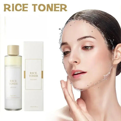 Deux bouteilles de Im From Rice Toner de Jay Cosmetic, avec des bouchons beiges et des étiquettes minimalistes, sont placées à côté dune boîte rectangulaire assortie. La boîte et les bouteilles affichent « Toner Facial Nettoyant » de 150 ml/5,28 fl. oz., promettant déclaircir le teint tout en hydratant la peau.