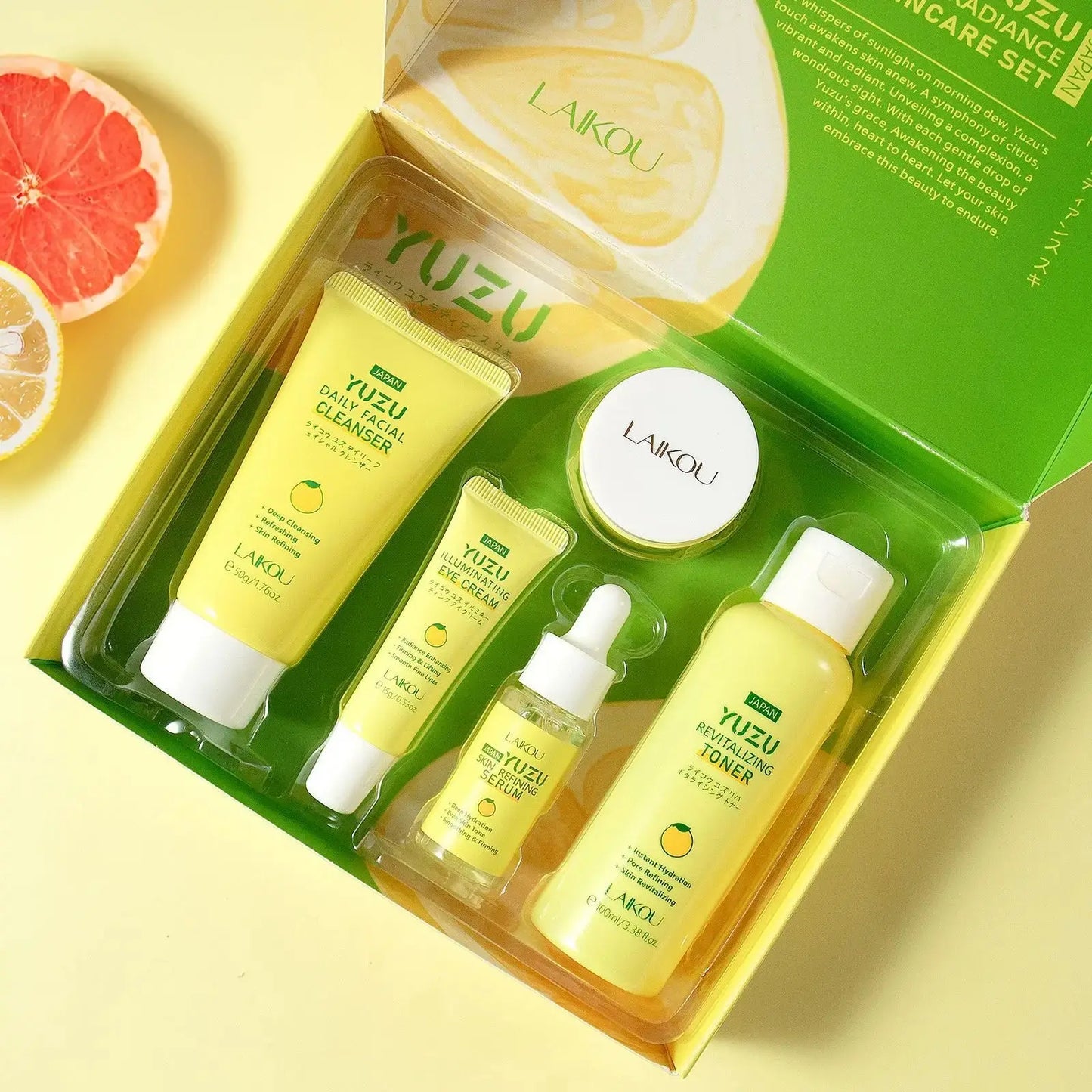 Un coffret de LAIKOU-Ensemble de soins de visage au pamplemousse du Japon de Jay Cosmetic offre une hydratation intense avec un nettoyant, un sérum, une lotion tonique et une crème. Adaptés à tous les types de peau, ils sont présentés sur un fond jaune avec des tranches de pamplemousse dans un emballage jaune assorti.