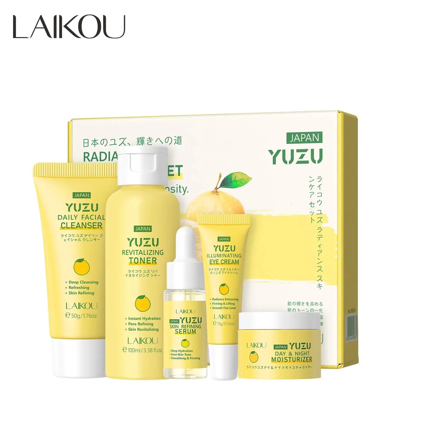 Un coffret de LAIKOU-Ensemble de soins de visage au pamplemousse du Japon de Jay Cosmetic offre une hydratation intense avec un nettoyant, un sérum, une lotion tonique et une crème. Adaptés à tous les types de peau, ils sont présentés sur un fond jaune avec des tranches de pamplemousse dans un emballage jaune assorti.