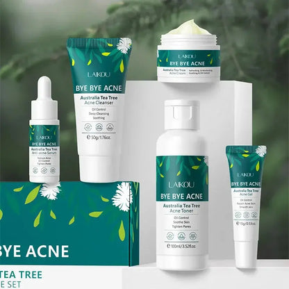 Découvrez lEnsemble de soins du visage Laikou - Arbre à thé Bye Bye Acné de Jay Cosmetic, composé dun nettoyant, dune lotion tonique, dune crème, dun soin localisé et dun sérum. Mettant en avant larbre à thé dAustralie comme ingrédient principal, cette gamme est proposée dans un élégant emballage blanc et vert aux accents floraux.