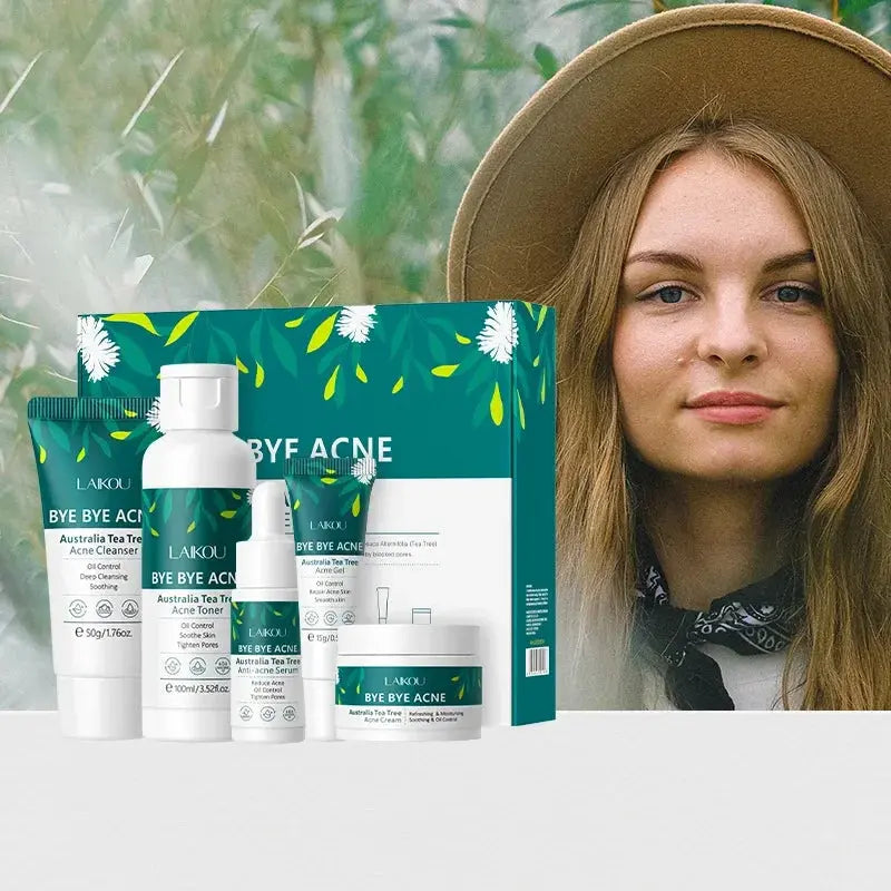 Découvrez lEnsemble de soins du visage Laikou - Arbre à thé Bye Bye Acné de Jay Cosmetic, composé dun nettoyant, dune lotion tonique, dune crème, dun soin localisé et dun sérum. Mettant en avant larbre à thé dAustralie comme ingrédient principal, cette gamme est proposée dans un élégant emballage blanc et vert aux accents floraux.