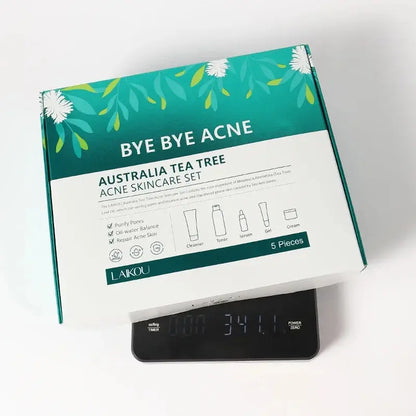 Découvrez lEnsemble de soins du visage Laikou - Arbre à thé Bye Bye Acné de Jay Cosmetic, composé dun nettoyant, dune lotion tonique, dune crème, dun soin localisé et dun sérum. Mettant en avant larbre à thé dAustralie comme ingrédient principal, cette gamme est proposée dans un élégant emballage blanc et vert aux accents floraux.