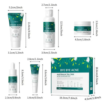 Découvrez lEnsemble de soins du visage Laikou - Arbre à thé Bye Bye Acné de Jay Cosmetic, composé dun nettoyant, dune lotion tonique, dune crème, dun soin localisé et dun sérum. Mettant en avant larbre à thé dAustralie comme ingrédient principal, cette gamme est proposée dans un élégant emballage blanc et vert aux accents floraux.