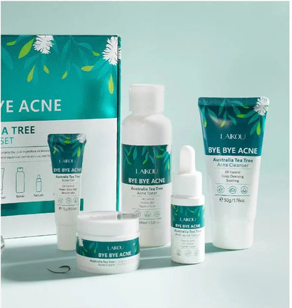 Découvrez lEnsemble de soins du visage Laikou - Arbre à thé Bye Bye Acné de Jay Cosmetic, composé dun nettoyant, dune lotion tonique, dune crème, dun soin localisé et dun sérum. Mettant en avant larbre à thé dAustralie comme ingrédient principal, cette gamme est proposée dans un élégant emballage blanc et vert aux accents floraux.