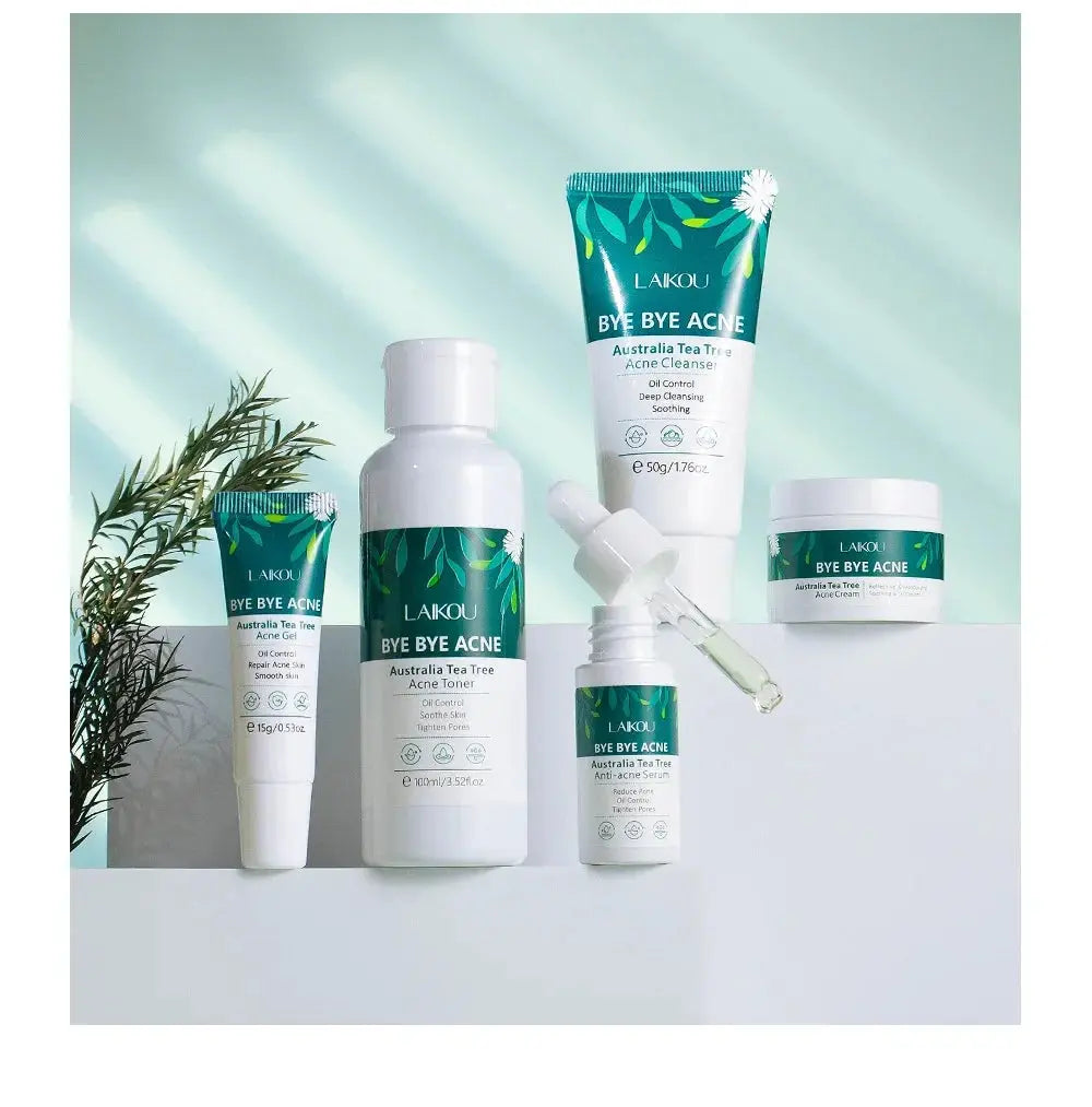 Découvrez lEnsemble de soins du visage Laikou - Arbre à thé Bye Bye Acné de Jay Cosmetic, composé dun nettoyant, dune lotion tonique, dune crème, dun soin localisé et dun sérum. Mettant en avant larbre à thé dAustralie comme ingrédient principal, cette gamme est proposée dans un élégant emballage blanc et vert aux accents floraux.