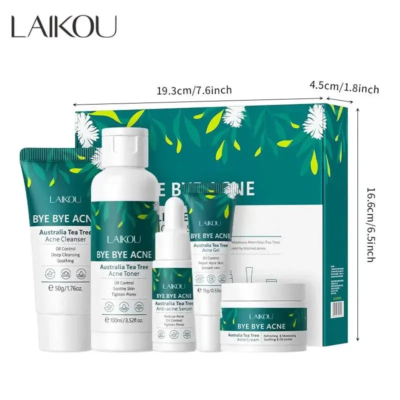 Découvrez lEnsemble de soins du visage Laikou - Arbre à thé Bye Bye Acné de Jay Cosmetic, composé dun nettoyant, dune lotion tonique, dune crème, dun soin localisé et dun sérum. Mettant en avant larbre à thé dAustralie comme ingrédient principal, cette gamme est proposée dans un élégant emballage blanc et vert aux accents floraux.