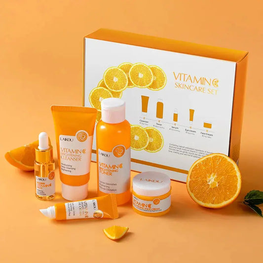 Lensemble de soins du visage à la vitamine C Laikou de Jay Cosmetic présente une collection de soins de la peau à la vitamine C sur un fond orange avec des tranches dorange. Il comprend un sérum, un nettoyant, un tonique, une crème et une crème pour les yeux dans un emballage orange vif et blanc pour une hydratation intense. La boîte présente des images orange avec les détails du produit.