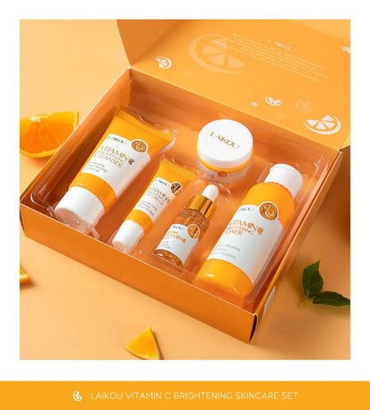 Lensemble de soins du visage à la vitamine C Laikou de Jay Cosmetic présente une collection de soins de la peau à la vitamine C sur un fond orange avec des tranches dorange. Il comprend un sérum, un nettoyant, un tonique, une crème et une crème pour les yeux dans un emballage orange vif et blanc pour une hydratation intense. La boîte présente des images orange avec les détails du produit.