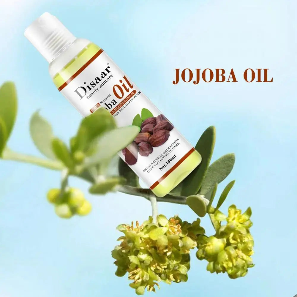 Un flacon dHuile essentielle de Jojoba Laikou de Jay Cosmetic, célèbre pour ses propriétés hydratantes, repose sur un fond de feuilles vertes et de graines brunes. La partie transparente du flacon blanc révèle lhuile à lintérieur et met en valeur ses bienfaits pour la peau.