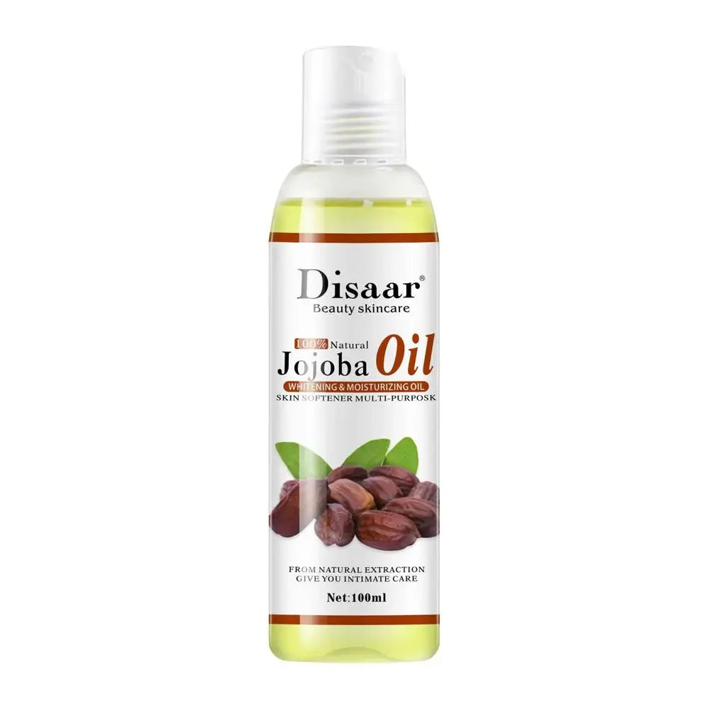 Un flacon dHuile essentielle de Jojoba Laikou de Jay Cosmetic, célèbre pour ses propriétés hydratantes, repose sur un fond de feuilles vertes et de graines brunes. La partie transparente du flacon blanc révèle lhuile à lintérieur et met en valeur ses bienfaits pour la peau.