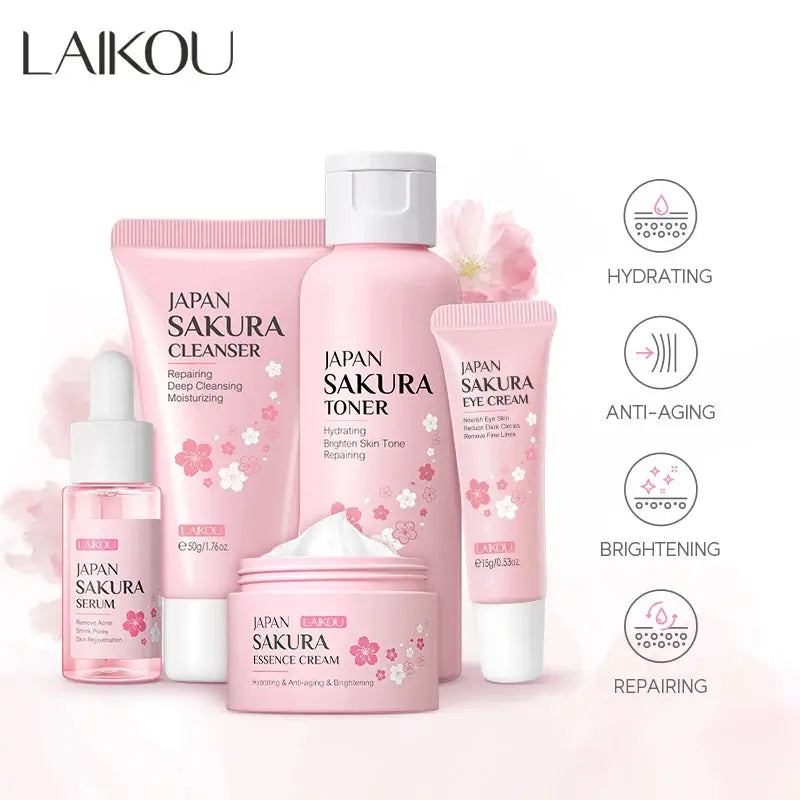 Lensemble de soins du visage Laikou Sakura de Jay Cosmetic est présenté sur une surface rose avec son Nettoyant Visage Sakura, son toner, sa crème, son sérum à la niacinamide et son baume à lèvres dans un emballage sur le thème des fleurs de cerisier. Une boîte ouverte révélant un motif floral se trouve au milieu de pétales de fleurs de cerisier dispersés.