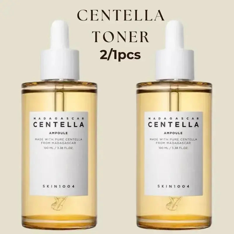 Deux flacons de Centella de Madagascar - Toner Facial de Jay Cosmetic sont présentés sur un fond clair, mettant en valeur la Centella asiatica pure de Madagascar. Le texte « Centella Toner 2/1pcs » en haut promet une hydratation en profondeur et un apaisement de la peau.