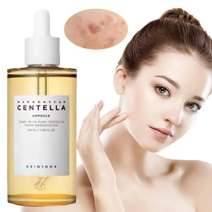 Deux flacons de Centella de Madagascar - Toner Facial de Jay Cosmetic sont présentés sur un fond clair, mettant en valeur la Centella asiatica pure de Madagascar. Le texte « Centella Toner 2/1pcs » en haut promet une hydratation en profondeur et un apaisement de la peau.