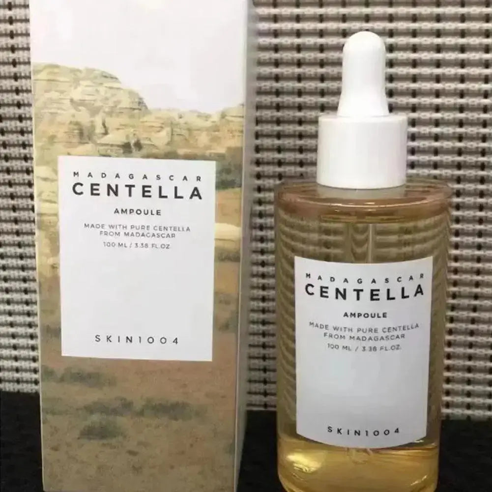 Deux flacons de Centella de Madagascar - Toner Facial de Jay Cosmetic sont présentés sur un fond clair, mettant en valeur la Centella asiatica pure de Madagascar. Le texte « Centella Toner 2/1pcs » en haut promet une hydratation en profondeur et un apaisement de la peau.