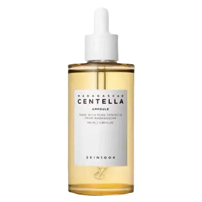 Deux flacons de Centella de Madagascar - Toner Facial de Jay Cosmetic sont présentés sur un fond clair, mettant en valeur la Centella asiatica pure de Madagascar. Le texte « Centella Toner 2/1pcs » en haut promet une hydratation en profondeur et un apaisement de la peau.